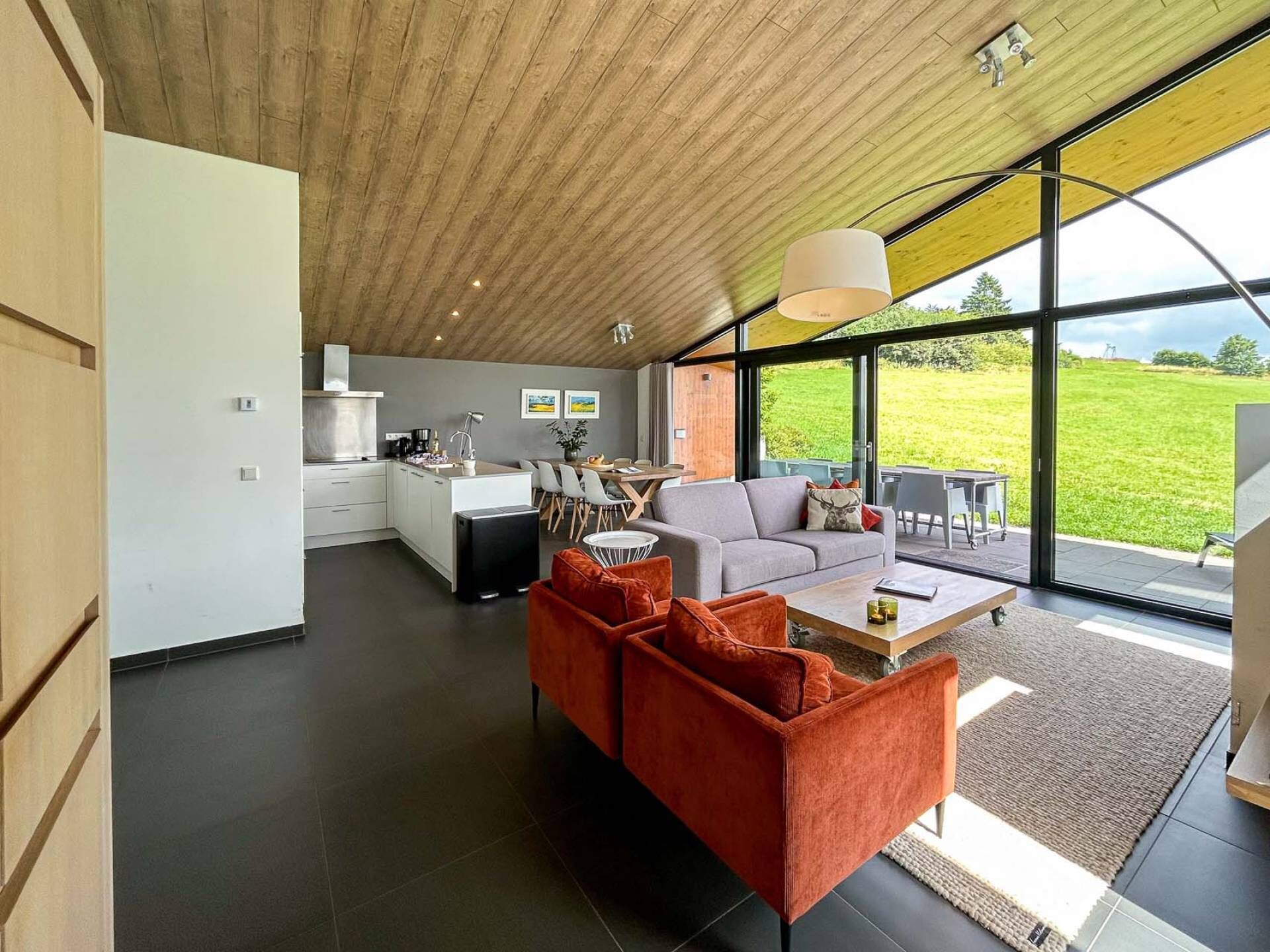 TV connectée, cheminée, table de tennis de table