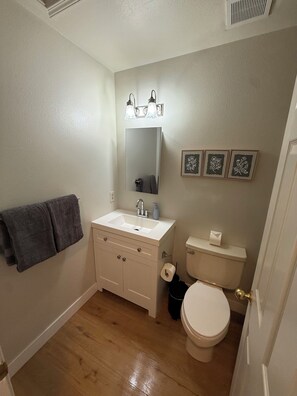 Bathroom - Luxury 2 Beds/ 2 Baths Apart / Midtown / Va Med Center & Reno-Tahoe Int Airport (Reno)