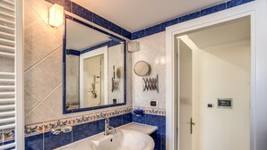 تجهيزات دش، مجففات شعر، مراحيض شطف، مناشف