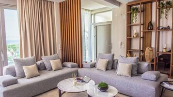 Suite, vista parcial al mar | Área de sala de estar
