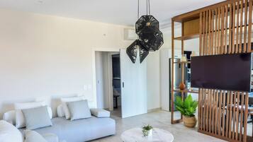 Suite superior, vista parcial al mar | Área de sala de estar