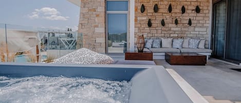 Suite Superior, vista mare parziale | Materassi a doppio strato, cassaforte in camera