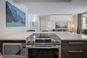 Fridge, microwave, oven, stovetop - Pet-friendly 1 bedroom | Stampede & BMO | Parking (Calgary)