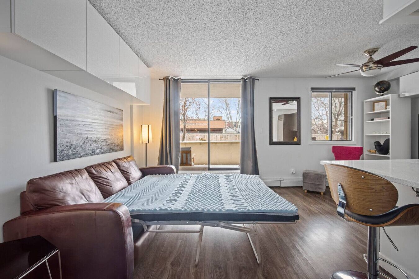 Tabla de planchar con plancha, wifi y ropa de cama 