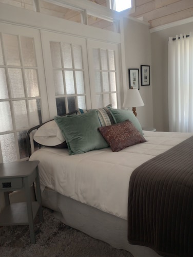 Cozy Basecamp: Big Comfort in a Small Home, Perfect for Exploring SW Minnesota