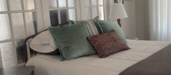 Cozy Basecamp: Big Comfort in a Small Home, Perfect for Exploring SW Minnesota