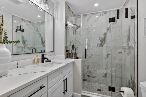 Newly Renovated Spacious 5-bedroom house with Pool and Hot Tub in Largo
