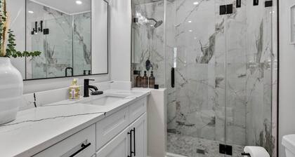 Newly Renovated Spacious 5-bedroom house with Pool and Hot Tub in Largo