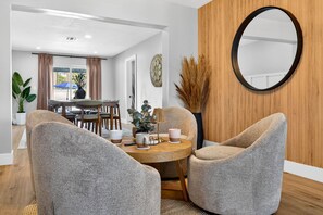 Dining - Newly Renovated Spacious 5-bedroom house with Heated Pool and Hot Tub in Largo (Largo)