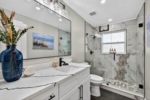 Bathroom - Newly Renovated Spacious 5-bedroom house with Heated Pool and Hot Tub in Largo (Largo)