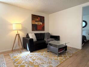 Smart TV, table football, books - New | Intro Price | 3BR | Walk UofC | Games &Gym &Parking | 13m DT | 16m Airport (Calgary)