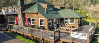 Historic Lodge on the North Umpqua River