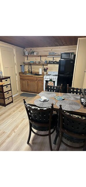 Private kitchen - Historic Lodge on the North Umpqua River (Glide)