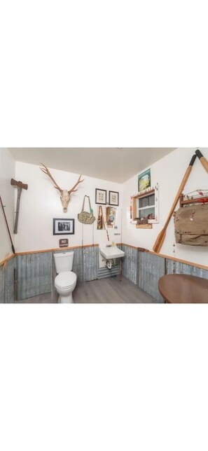 Bathroom - Historic Lodge on the North Umpqua River (Glide)