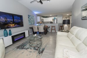 Living area - Blue Casita_Lehigh Acres (Lehigh Acres)