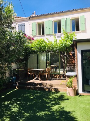 Outdoor dining - Vrbo Property (Marseille)