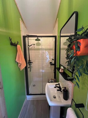 Haartrockner, HandtĂŒcher, Seife, Toilettenpapier
