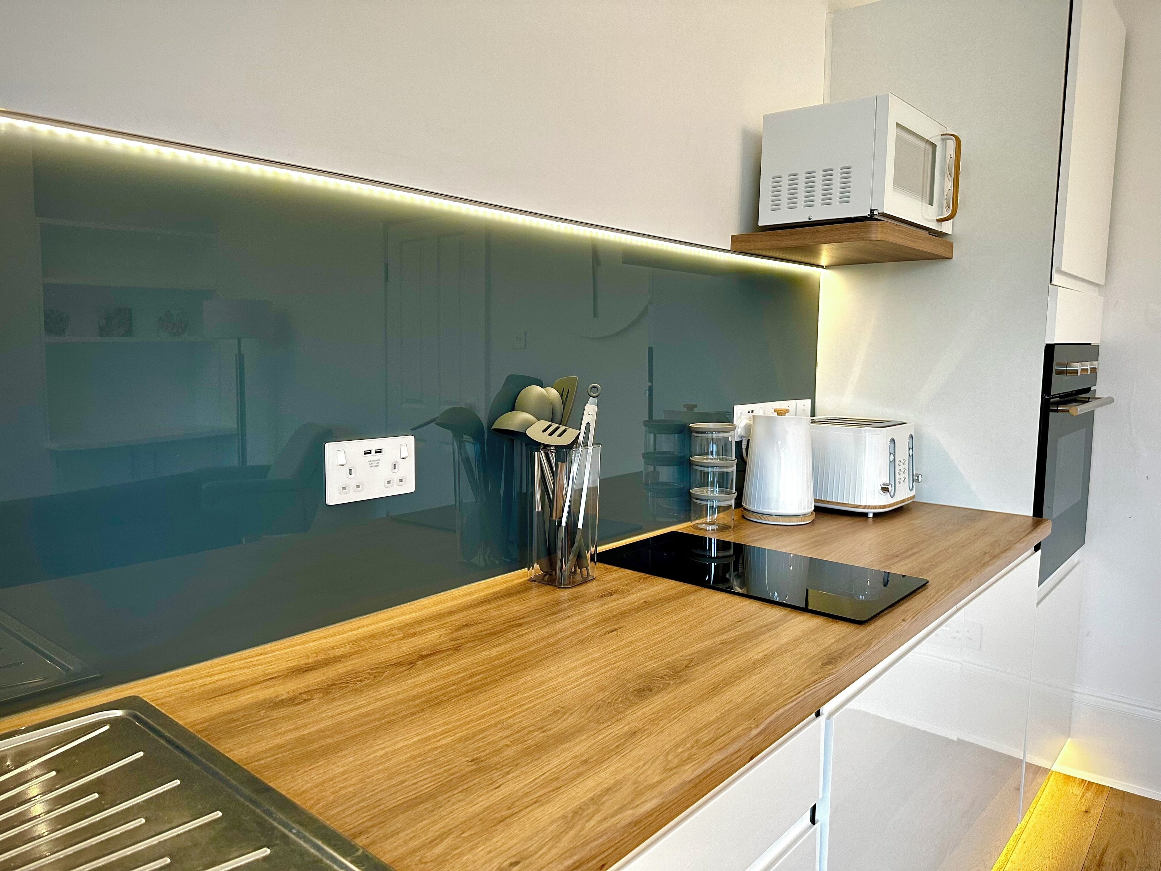 Frigorífico, horno y placa de cocina