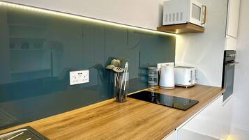 Frigorífico, horno y placa de cocina