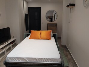 Iron/ironing board, internet, bed sheets - Iglu Beautiful apartment, two comfortable bedrooms, outdoor camera. Garden. (Villeneuve-le-Roi)