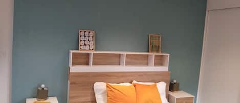 Iron/ironing board, Internet, bed sheets