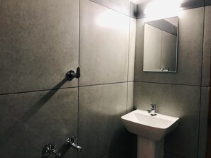 Bathroom - Wake up to the sounds of perfectly situated for exploring the best of Wayanad. (Padinjarathara)