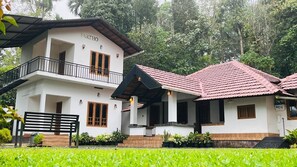 Exterior - Wake up to the sounds of perfectly situated for exploring the best of Wayanad. (Padinjarathara)