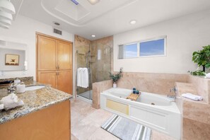 Shower, hair dryer, towels - Good Vibes Only in PB, 3bed with Bay Views (San Diego)