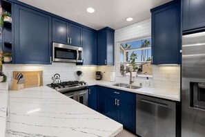 Fridge, microwave, oven, stovetop - Good Vibes Only in PB, 3bed with Bay Views (San Diego)