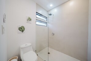 Haartrockner, Handtücher, Seife, Toilettenpapier