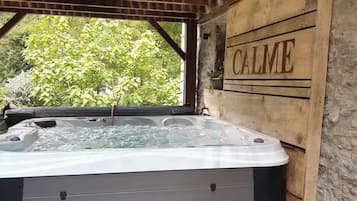 Bain à remous extérieur