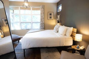 Room - Coastal Rainforest Haven by Wild Pacific Trail (Ucluelet)