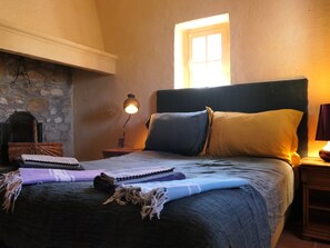 5 bedrooms, desk, iron/ironing board, travel cot - Mas Baudran, a bird paradise on the outskirts of Arles. (Arles)