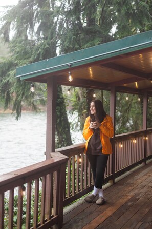 Property grounds - Hikers Hideaway - riverfront - hot tub - WiFi! (Gold Bar)