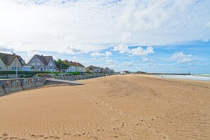 Beach nearby - Le Soleil Bleu - à 50m de la plage (Courseulles-sur-Mer)