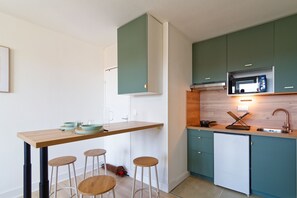 Fridge, microwave, coffee/tea maker, toaster - Le Soleil Bleu - à 50m de la plage (Courseulles-sur-Mer)