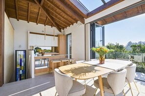 Outdoor dining - Villa Iris - Vue mer, plage à pied, piscine chauffée et jacuzzi (Saint-Jean-de-Luz)