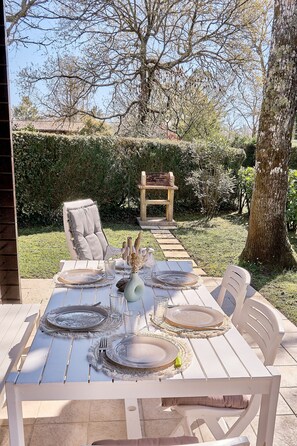 Outdoor dining - Chalet Solariale - Three Bedroom House, Sleeps 6 (La Teste-de-Buch)