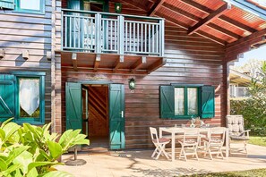 Outdoor dining - Chalet Solariale - Three Bedroom House, Sleeps 6 (La Teste-de-Buch)