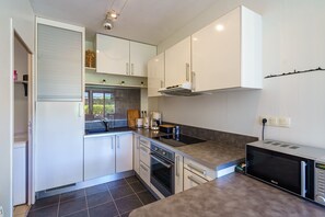 Kühlschrank, Mikrowelle, Ofen, Wasserkocher mit Kaffee-/Teezubehör