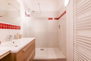 Hair dryer, towels - Le Domaine des Goirands - avec piscine privée (Le Puy-Sainte-Réparade)