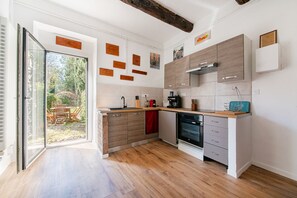 Fridge, microwave, oven, dishwasher - Le Domaine des Goirands - avec piscine privée (Le Puy-Sainte-Réparade)
