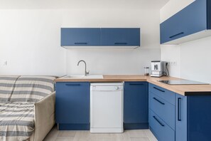 Fridge, oven, dishwasher, coffee/tea maker - Le Patio du Soleil - Studio climatisé proche plage (Agde)