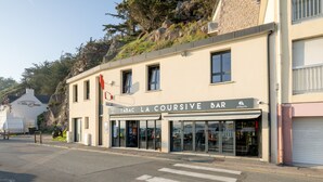 Un edificio con un letrero que dice 'Tabac La Coursive Bar' y un paso de peatones en la parte delantera.
