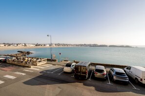 A parking area with vehicles and a view of the beach and ocean. - La Petite Coursive - vue mer (Erquy)