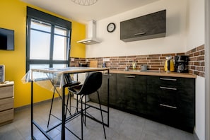 Kühlschrank, Mikrowelle, Ofen, Wasserkocher mit Kaffee-/Teezubehör