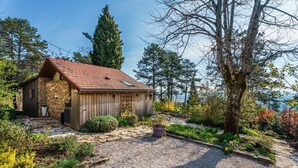 A rustic cabin with a stone exterior, a red roof, and a gravel driveway. - Les Cabanes de Mamette - sur les hauteurs de Beaune (Beaune)