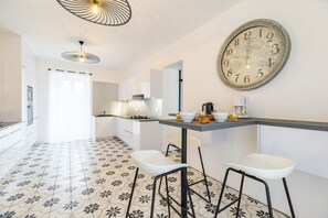 Kühlschrank, Mikrowelle, Ofen, Geschirrspüler