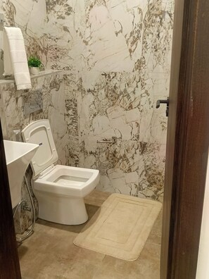 Shower, bidet, towels, soap - Serene 2-bedroom apartment in Nairobi perfect for your getaway (Nairobi)