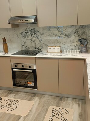 Private kitchen - Serene 2-bedroom apartment in Nairobi perfect for your getaway (Nairobi)